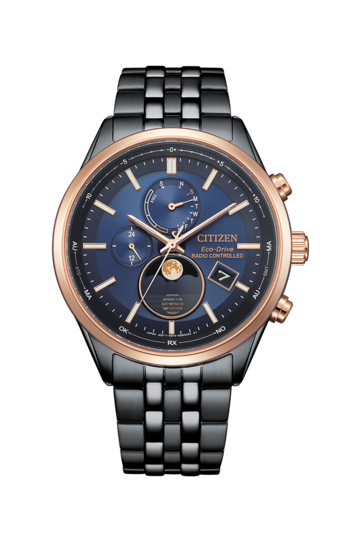 Citizen BY1036-53L Eco-Drive holdfázis-óra kék számlappal, fekete rozsdamentes acél tokgal és karkötővel, rózsaszín arany színű kerettel, analóg holdfázis-kijelzővel, két kis számlappal és dátumablakkal.