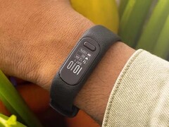 A Garmin vivosmart 5 fitness tracker (a képen) mostantól támogatja a Body Battery TrueUp funkciót. (Kép forrása: Garmin)