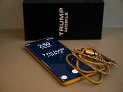 Egy kép a Trump Phone T1-ről a doboz és a kábel mellett.
