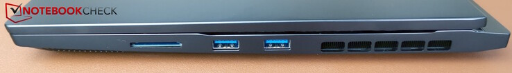 Rendben: SD olvasó, 2x USB-A (5 Gb/s)