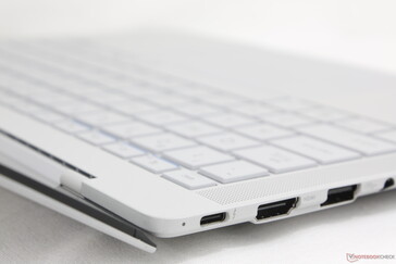 A fedél maximális szögig (~160 fok) kinyitva