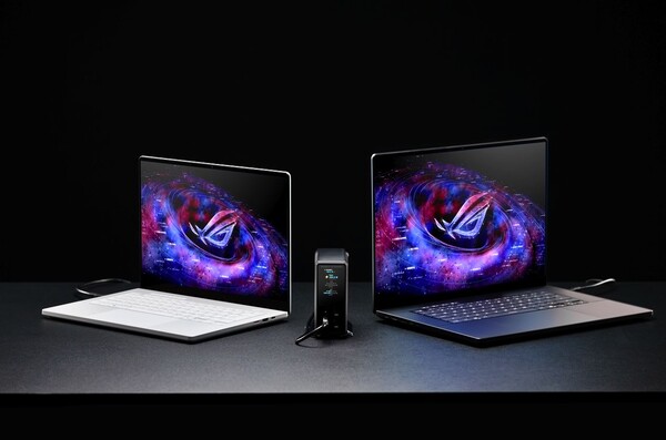 A ROG Flux Charger Dock két laptopot táplál a Dual Laptop Mode üzemmódban