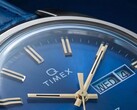 Közeli kép a Timex Q 1976 Day and Date kék fumé számlapjáról.