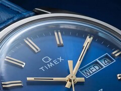 Közeli kép a Timex Q 1976 Day and Date kék fumé számlapjáról.