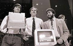 Steve Jobs, Steve Wozniak és Ronald Wayne. Wayne híres arról, hogy 10%-os részesedését mindössze tizenkét nappal a vállalat 1976-os megalapítása után 800 dollárért adta el.