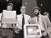Steve Jobs, Steve Wozniak és Ronald Wayne. Wayne híres arról, hogy 10%-os részesedését mindössze tizenkét nappal a vállalat 1976-os megalapítása után 800 dollárért adta el.