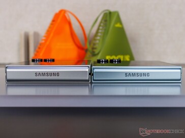 Galaxy Z Flip 7 FE (L) és Flip 7 (R) egymás mellett ((kép forrása: Notebookcheck)