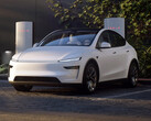 Az új Tesla Model Y egy szupertöltőnél. (Kép forrása: Tesla)