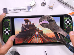 A Nintendo Switch 2 képernyője 50 nagy fogóval történő ütés után összetört. Képeken: Pillanatkép a videóból. (Kép forrása: JerryRigEverything)