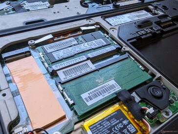 Hozzáférhető 2x SODIMM foglalat