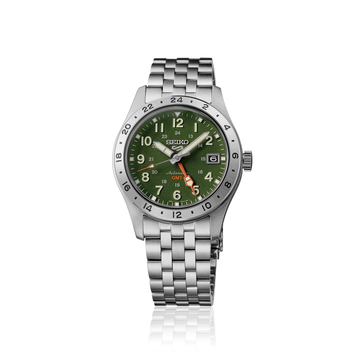 A Seiko 5 Sports Field GMT HDB001 modell elölnézete, zöld számlappal