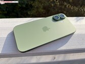 A zöld Apple iPhone hátlapja, amelyen a kettős kameramodul és a matt felület látható. (Kép forrása: Notebookcheck)
