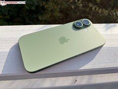 A zöld Apple iPhone hátlapja, amelyen a kettős kameramodul és a matt felület látható. (Kép forrása: Notebookcheck)