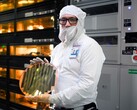 Az AMD az Intel Foundry-t, az utóbbi képen látható munkatársát használhatja egyes chipjeihez (kép forrása: Intel)