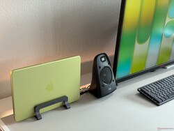 A MacBook Neo jól működik 4K képernyőhöz csatlakoztatva, perifériákkal együtt.