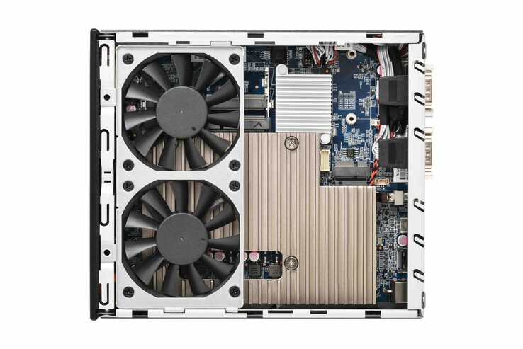 A Shuttle XPC Slim DH810 mini PC belső elrendezése, kettős ventilátorral. (Kép forrása: Shuttle)