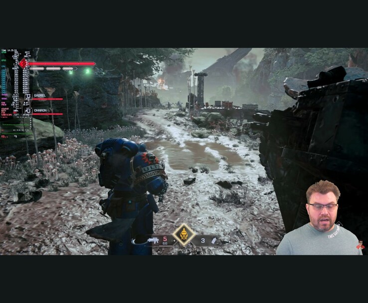 Játékjelenet a Warhammer 40,000 Space Marine 2 játékból, a képernyőn megjelenő teljesítménymérőkkel és a teszt során a sarokban megjelenő YouTuberrel. (Kép forrása: The Phawx via YouTube)