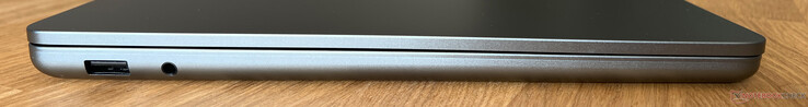 Balra: USB-A 3.2 Gen 1 (5 GBit/s), 3,5 mm-es hangszóró