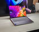 Lenovo Yoga Pro 7i Gen 10 Aura Edition felülvizsgálat - Multimédiás laptop nagyszerű OLED érintőképernyővel