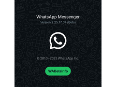 Egy zöld háttérrel és a WhatsApp logóval ellátott fröccsképernyő, amely megemlíti a legújabb béta-verzió számát. (Kép forrása: @WABetaInfo on X)