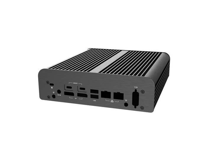 A passzív hűtésű ház megőrzi az Asus NUC 16 Pro alaplap I/O-jait.