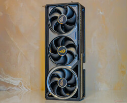 A ROG Astral RTX 5080 OC négytengelyes ventilátoros hűtőrendszert használ