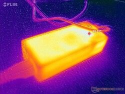 A hálózati adapter terhelés alatt 40 C fölé emelkedik