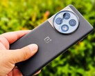 Egy fekete OnePlus 12