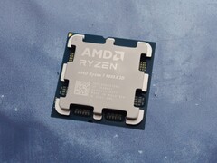 A Ryzen 7 9800X3D még 2024 novemberében jelent meg. (Kép forrása: Sebastian Bade for Notebookcheck, Unsplash, szerkesztve)