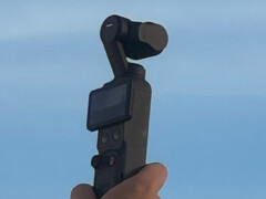 Közelkép a DJI Osmo Pocket 4 kameráról.
