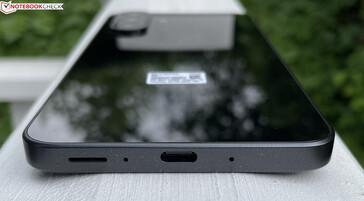 Alul: hangszóró, mikrofonok, USB-C 2.0 (kép forrása: Manuel Masiero)