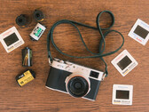 A fejlesztő új funkciója a Fujfilm fényképezőgépekhez a meglévő Fujistyle alkalmazásba épül be. A képen - a Fujfilm X100V fényképezőgép különböző filmtekercsek mellett. (Kép forrása: Fuji X Weekly)