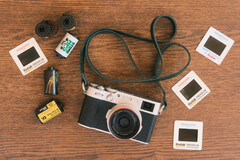 A fejlesztő új funkciója a Fujfilm fényképezőgépekhez a meglévő Fujistyle alkalmazásba épül be. A képen - a Fujfilm X100V fényképezőgép különböző filmtekercsek mellett. (Kép forrása: Fuji X Weekly)