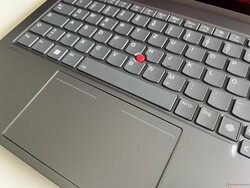 Az opcionális haptikus érintőpad nem rendelkezik dedikált TrackPoint gombokkal.