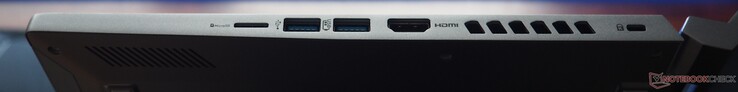Jobb oldal: microSD, 2x USB-A 3.1 Gen 2, HDMI 2.1, Kensington Lock