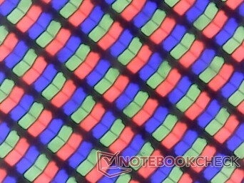 Az RGB alpixelek élesek, de a kép még mindig kissé szemcsés a vastag fedőüveg miatt