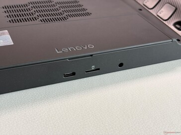 Alul: USB-C 4.0 (40 Git/s, DisplayPort, Power Delivery), microSD kártyaolvasó, 3,5 mm-es hangszóró