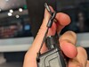 Az M1 nyaklánccal és klippel van ellátva