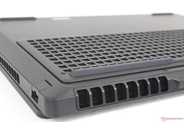 Rengeteg szellőzőrács a hátsó, oldalsó és alsó panel mentén