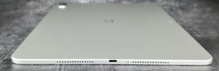 Jobb oldali tok (hangszóró, USB-port, mikrofon, hangszóró)