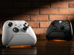 A 8BitDo Ultimate töltődokkoló Xbox kontrollerekhez fehér és fekete színben.