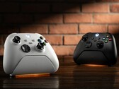A 8BitDo Ultimate töltődokkoló Xbox kontrollerekhez fehér és fekete színben.
