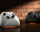 A 8BitDo Ultimate töltődokkoló Xbox kontrollerekhez fehér és fekete színben.