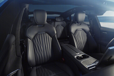 Xiaomi SU7 (2026) az új Capri Blue színben: Az elektromos sportos szedán nem csak egy kisebb ráncfelvarrást kap. (Kép forrása: Xiaomi)