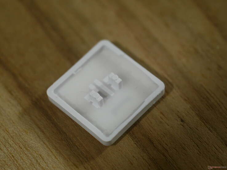 A Choc V1 billentyűsapkák alja zajt csap, amikor a kapcsoló felső burkolatához ütközik.