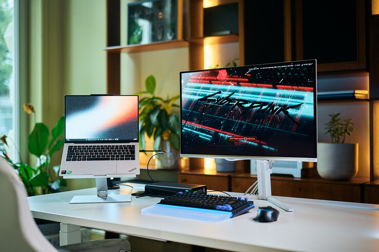 Teljes munkaállomás-konfiguráció, amely egy állványon elhelyezett ThinkPad X9 14 laptopot, egy Aorus RTX 5060 Ti AI Box eGPU-t és egy külső monitort tartalmaz, amelyen a Cyberpunk 2077 fut.