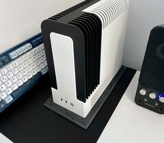 A Monochrome 2 egy ventilátor nélküli, AMD Ryzen AI Max+ 395-ös teljesítményű, AMD Ryzen AI Max+ SFF PC. (Kép forrása: TheJiral via smallformfactor.net)