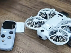 A DJI Neo 3 az RC Mini távirányítója mellett, jobbról balra.