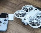 A DJI Neo 3 az RC Mini távirányítója mellett, jobbról balra.
