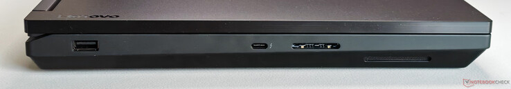 Balra: USB-A 3.2 Gen.2 (10 Gbit/s), USB-C 4.0 Thunderbolt 4 (40 Gbit/s, DisplayPort 2.1, 180W Power Delivery), SD kártyaolvasó (SD Express 8.0)